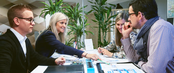 Mitarbeitende bei einer Besprechung Des collaborateurs dans un meeting